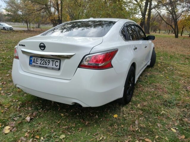 Ниссан Альтима 2015 в Павлограде на Automoto.ua Белый Ниссан Альтима, объемом двигателя 2.5 л и пробегом 241 тыс. км за 9900 $, фото 4 на Automoto.ua