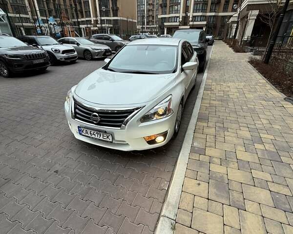 Белый Ниссан Альтима, объемом двигателя 2.5 л и пробегом 209 тыс. км за 9400 $, фото 1 на Automoto.ua