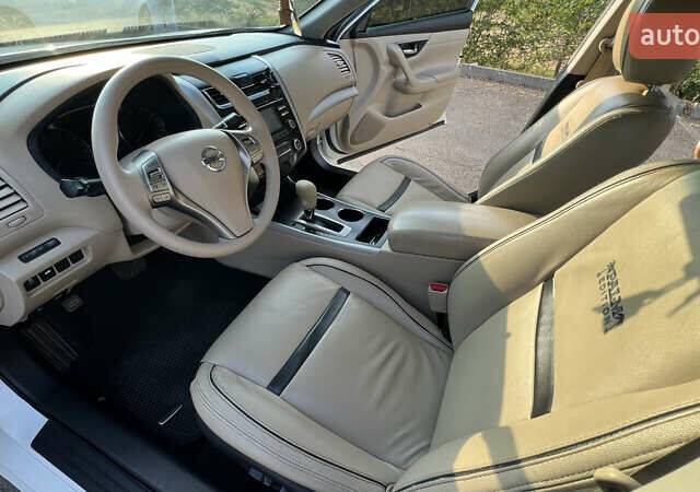 Белый Ниссан Альтима, объемом двигателя 2.5 л и пробегом 149 тыс. км за 11500 $, фото 1 на Automoto.ua