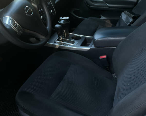 Белый Ниссан Альтима, объемом двигателя 2.5 л и пробегом 120 тыс. км за 9600 $, фото 7 на Automoto.ua