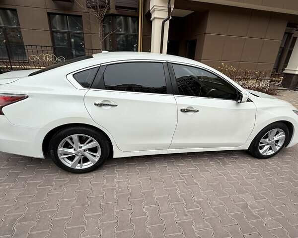 Белый Ниссан Альтима, объемом двигателя 2.5 л и пробегом 209 тыс. км за 9400 $, фото 5 на Automoto.ua