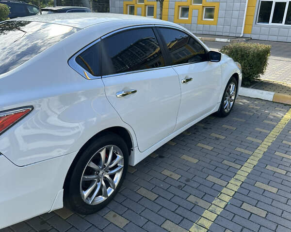 Белый Ниссан Альтима, объемом двигателя 2.49 л и пробегом 256 тыс. км за 9000 $, фото 17 на Automoto.ua