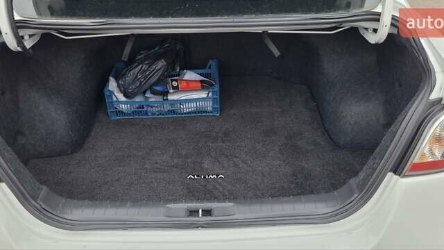 Білий Ніссан Альтіма, об'ємом двигуна 2.5 л та пробігом 121 тис. км за 10000 $, фото 6 на Automoto.ua