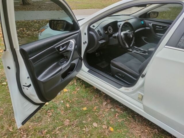 Ниссан Альтима 2015 в Павлограде на Automoto.ua Белый Ниссан Альтима, объемом двигателя 2.5 л и пробегом 241 тыс. км за 9900 $, фото 10 на Automoto.ua