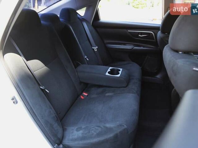 Белый Ниссан Альтима, объемом двигателя 2.5 л и пробегом 249 тыс. км за 8900 $, фото 9 на Automoto.ua