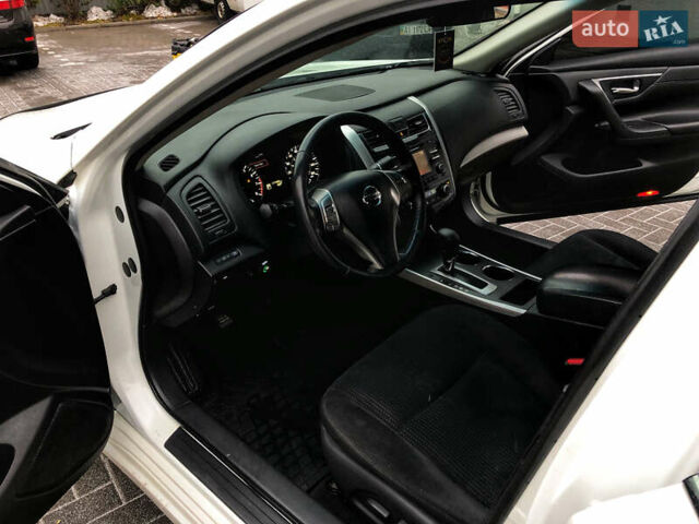 Білий Ніссан Альтіма, об'ємом двигуна 2.5 л та пробігом 287 тис. км за 9500 $, фото 5 на Automoto.ua