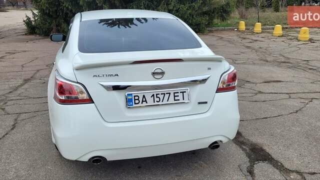 Білий Ніссан Альтіма, об'ємом двигуна 2.5 л та пробігом 121 тис. км за 10000 $, фото 2 на Automoto.ua