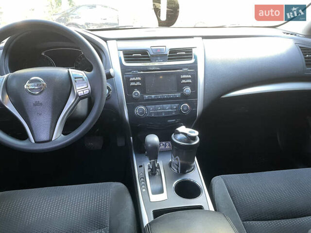 Белый Ниссан Альтима, объемом двигателя 2.5 л и пробегом 120 тыс. км за 9600 $, фото 5 на Automoto.ua