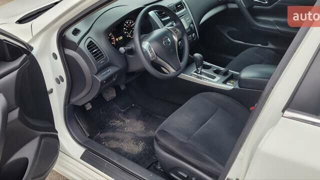 Білий Ніссан Альтіма, об'ємом двигуна 2.5 л та пробігом 121 тис. км за 10000 $, фото 8 на Automoto.ua