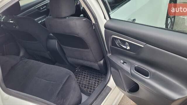 Білий Ніссан Альтіма, об'ємом двигуна 2.5 л та пробігом 121 тис. км за 10000 $, фото 5 на Automoto.ua