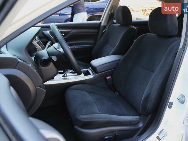 Белый Ниссан Альтима, объемом двигателя 2.5 л и пробегом 249 тыс. км за 8900 $, фото 7 на Automoto.ua