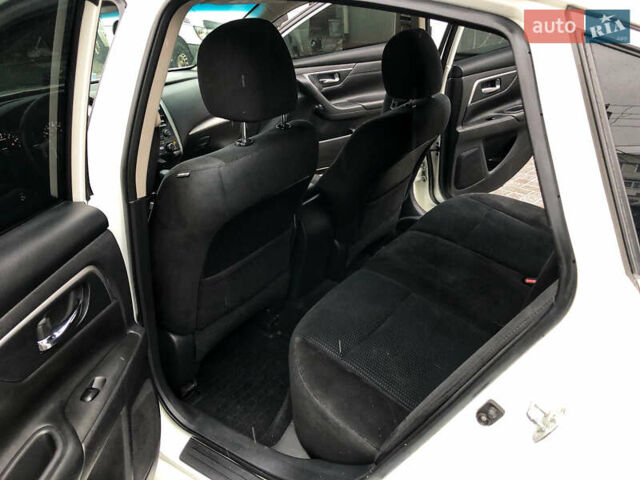 Білий Ніссан Альтіма, об'ємом двигуна 2.5 л та пробігом 287 тис. км за 9500 $, фото 6 на Automoto.ua