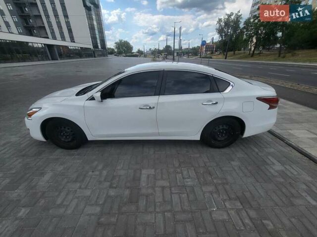Білий Ніссан Альтіма, об'ємом двигуна 2.49 л та пробігом 196 тис. км за 9000 $, фото 5 на Automoto.ua