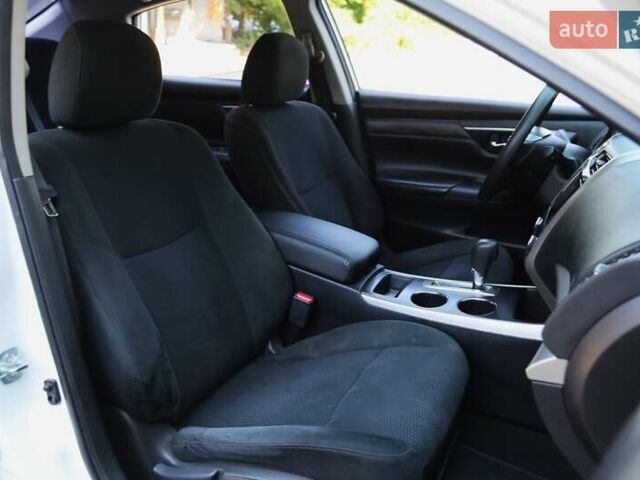 Белый Ниссан Альтима, объемом двигателя 2.5 л и пробегом 249 тыс. км за 8900 $, фото 10 на Automoto.ua