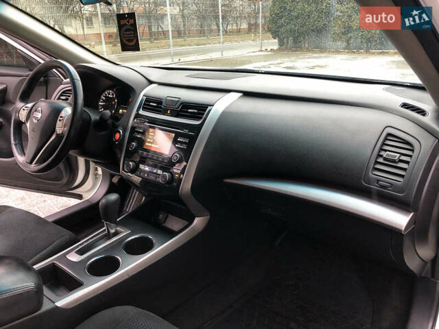 Білий Ніссан Альтіма, об'ємом двигуна 2.5 л та пробігом 287 тис. км за 9500 $, фото 4 на Automoto.ua