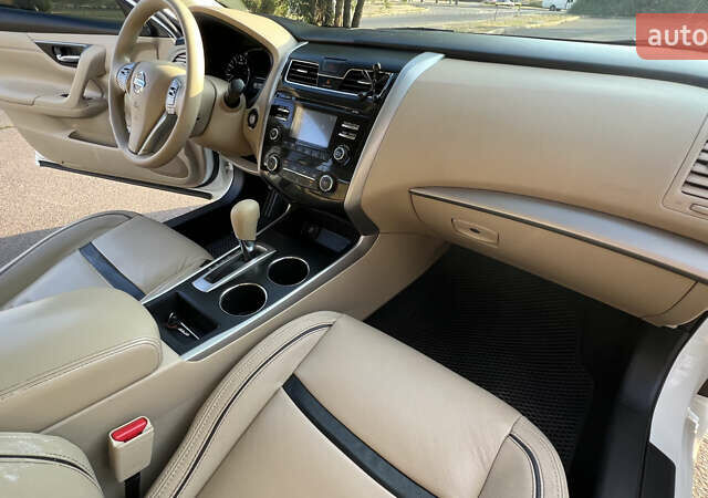 Белый Ниссан Альтима, объемом двигателя 2.5 л и пробегом 149 тыс. км за 11500 $, фото 14 на Automoto.ua