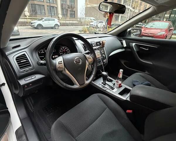 Белый Ниссан Альтима, объемом двигателя 2.5 л и пробегом 209 тыс. км за 9400 $, фото 12 на Automoto.ua