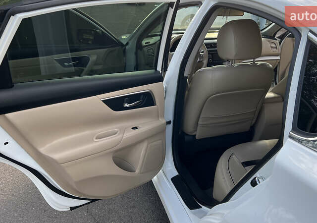 Белый Ниссан Альтима, объемом двигателя 2.5 л и пробегом 149 тыс. км за 11500 $, фото 11 на Automoto.ua