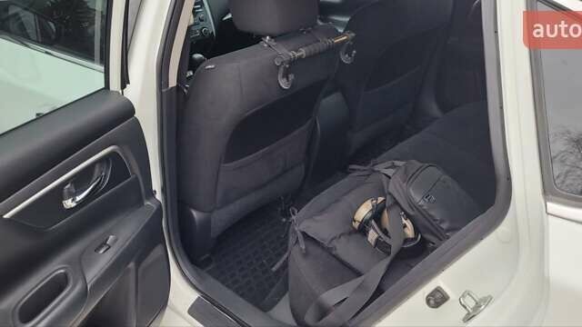 Білий Ніссан Альтіма, об'ємом двигуна 2.5 л та пробігом 121 тис. км за 10000 $, фото 7 на Automoto.ua