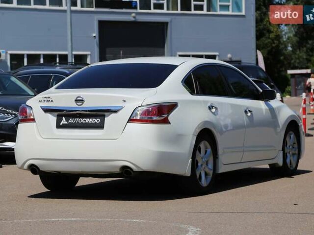 Белый Ниссан Альтима, объемом двигателя 2.5 л и пробегом 249 тыс. км за 8900 $, фото 5 на Automoto.ua