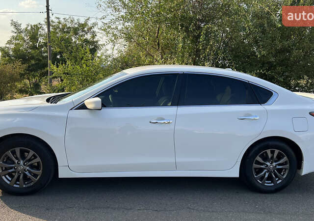 Белый Ниссан Альтима, объемом двигателя 2.5 л и пробегом 149 тыс. км за 11500 $, фото 3 на Automoto.ua