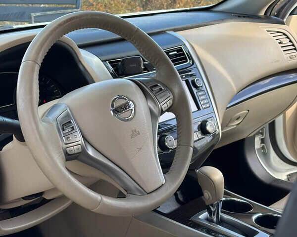 Ниссан Альтима 2015 в Львове на Automoto.ua Белый Ниссан Альтима, объемом двигателя 2.5 л и пробегом 177 тыс. км за 8900 $, фото 6 на Automoto.ua