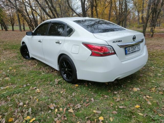 Ниссан Альтима 2015 в Павлограде на Automoto.ua Белый Ниссан Альтима, объемом двигателя 2.5 л и пробегом 241 тыс. км за 9900 $, фото 3 на Automoto.ua