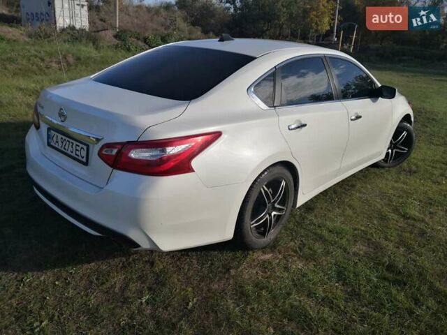 Белый Ниссан Альтима, объемом двигателя 2.5 л и пробегом 180 тыс. км за 12500 $, фото 59 на Automoto.ua