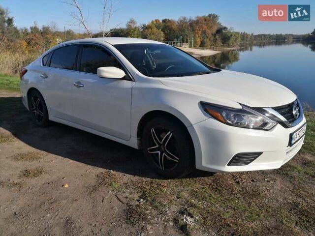 Белый Ниссан Альтима, объемом двигателя 2.5 л и пробегом 180 тыс. км за 12500 $, фото 46 на Automoto.ua