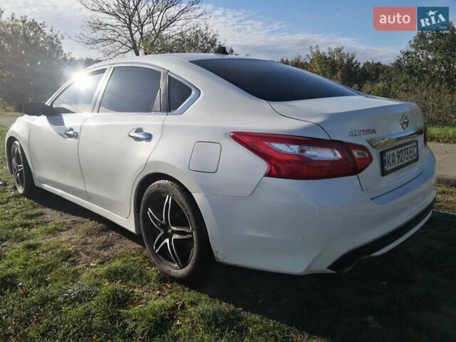 Белый Ниссан Альтима, объемом двигателя 2.5 л и пробегом 180 тыс. км за 12500 $, фото 42 на Automoto.ua
