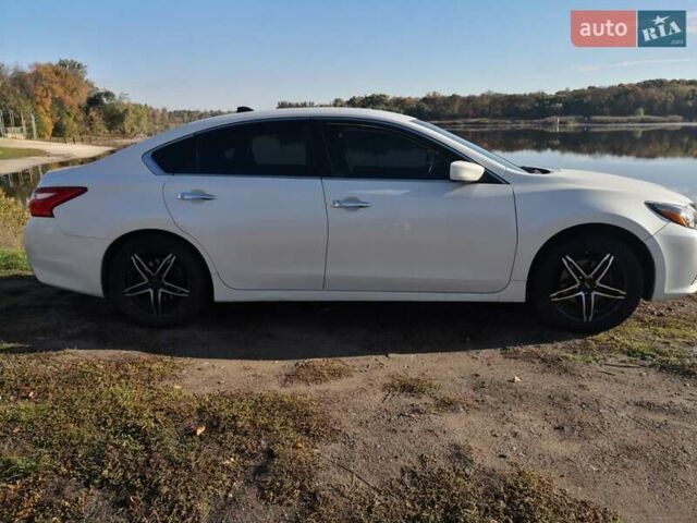 Белый Ниссан Альтима, объемом двигателя 2.5 л и пробегом 180 тыс. км за 12500 $, фото 45 на Automoto.ua