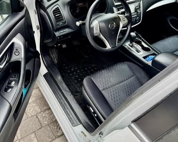 Білий Ніссан Альтіма, об'ємом двигуна 2.49 л та пробігом 190 тис. км за 8200 $, фото 7 на Automoto.ua