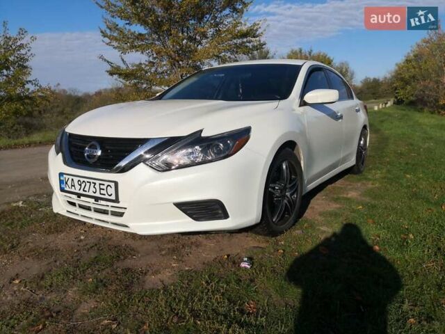 Белый Ниссан Альтима, объемом двигателя 2.5 л и пробегом 180 тыс. км за 12500 $, фото 38 на Automoto.ua