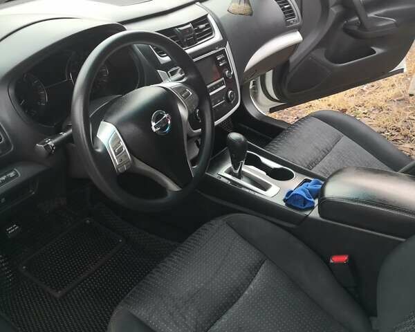 Белый Ниссан Альтима, объемом двигателя 2.5 л и пробегом 180 тыс. км за 12500 $, фото 18 на Automoto.ua
