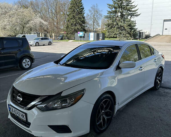 Білий Ніссан Альтіма, об'ємом двигуна 2.49 л та пробігом 136 тис. км за 9100 $, фото 1 на Automoto.ua