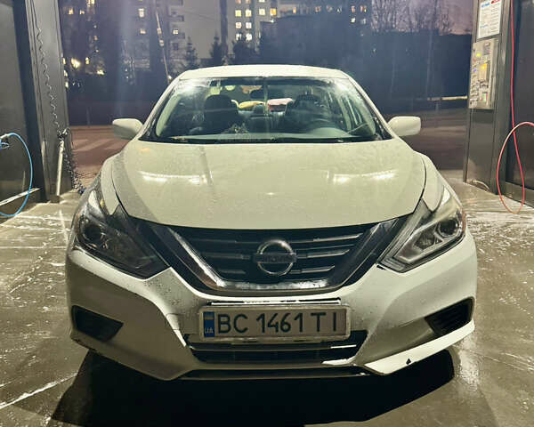 Белый Ниссан Альтима, объемом двигателя 2.5 л и пробегом 190 тыс. км за 8000 $, фото 4 на Automoto.ua