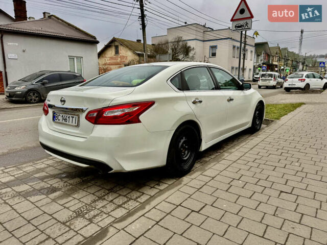 Белый Ниссан Альтима, объемом двигателя 2.5 л и пробегом 190 тыс. км за 8000 $, фото 9 на Automoto.ua