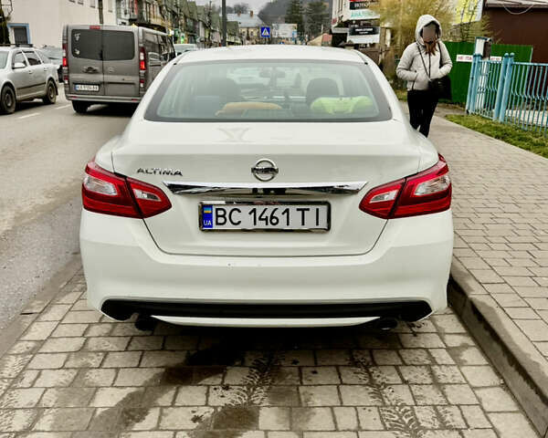 Білий Ніссан Альтіма, об'ємом двигуна 2.49 л та пробігом 190 тис. км за 8200 $, фото 2 на Automoto.ua