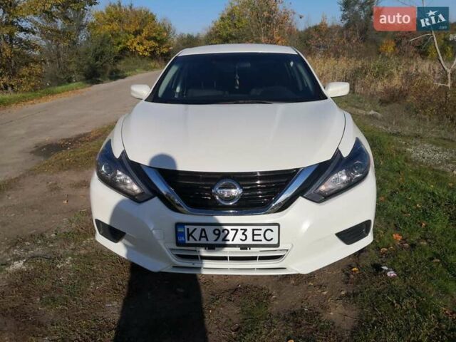 Белый Ниссан Альтима, объемом двигателя 2.5 л и пробегом 180 тыс. км за 12500 $, фото 1 на Automoto.ua