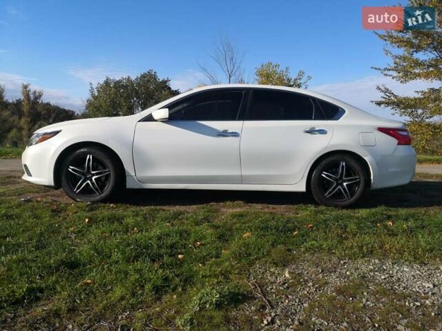 Белый Ниссан Альтима, объемом двигателя 2.5 л и пробегом 180 тыс. км за 12500 $, фото 49 на Automoto.ua