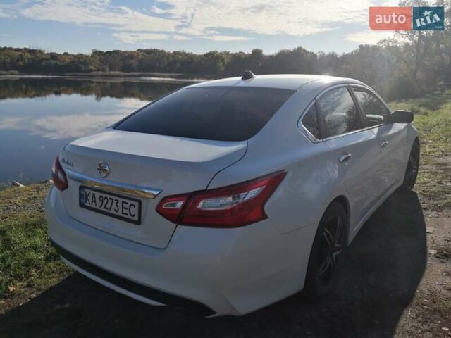 Белый Ниссан Альтима, объемом двигателя 2.5 л и пробегом 180 тыс. км за 12500 $, фото 43 на Automoto.ua