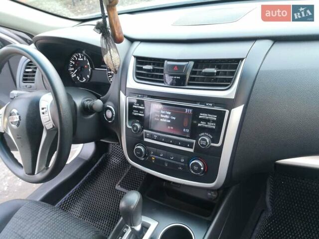 Белый Ниссан Альтима, объемом двигателя 2.5 л и пробегом 180 тыс. км за 12500 $, фото 3 на Automoto.ua