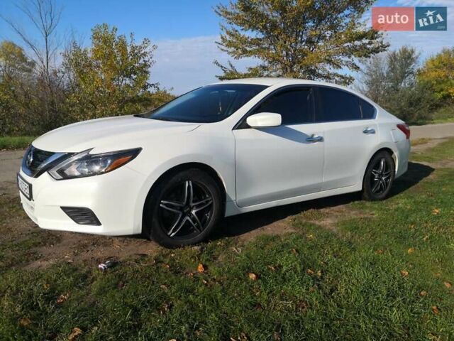 Белый Ниссан Альтима, объемом двигателя 2.5 л и пробегом 180 тыс. км за 12500 $, фото 47 на Automoto.ua