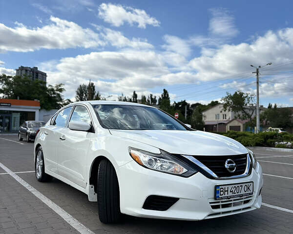 Белый Ниссан Альтима, объемом двигателя 2.49 л и пробегом 154 тыс. км за 10500 $, фото 2 на Automoto.ua