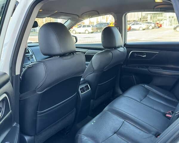 Белый Ниссан Альтима, объемом двигателя 2.49 л и пробегом 178 тыс. км за 12500 $, фото 6 на Automoto.ua