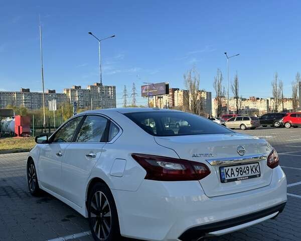Белый Ниссан Альтима, объемом двигателя 2.49 л и пробегом 178 тыс. км за 12500 $, фото 1 на Automoto.ua