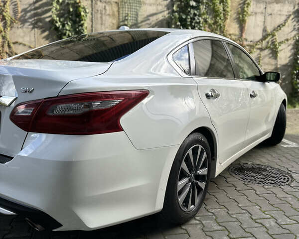 Белый Ниссан Альтима, объемом двигателя 2.49 л и пробегом 156 тыс. км за 10299 $, фото 4 на Automoto.ua