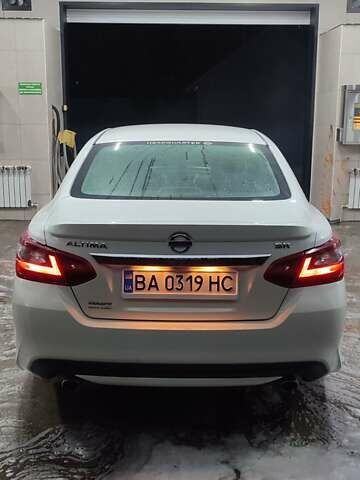 Белый Ниссан Альтима, объемом двигателя 2.49 л и пробегом 90 тыс. км за 14000 $, фото 8 на Automoto.ua