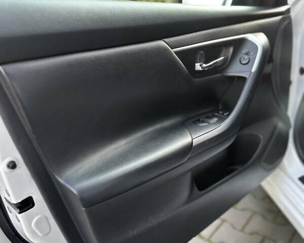 Белый Ниссан Альтима, объемом двигателя 2.49 л и пробегом 156 тыс. км за 10299 $, фото 14 на Automoto.ua