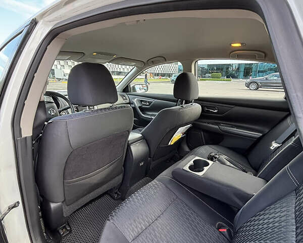 Белый Ниссан Альтима, объемом двигателя 2.49 л и пробегом 154 тыс. км за 10500 $, фото 8 на Automoto.ua